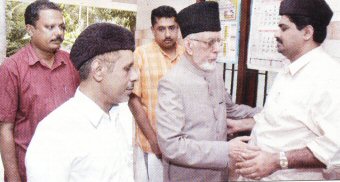 GM Banatwala, national president of Indian Union Muslim League, embraces Syed Basheer Ali Shihab at the Kodappanekkal House, Panakkad (Malappuram) (Photo: Middle East Chandrika)