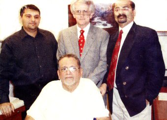 Syed Shihab Thangal (center) accompanied by his son, Syed Munawwar Ali Shihab Ali Shihab and team of doctors at the Mayo Clinic in Rochester prior to the surgery. (Photo: Middle East Chandrika)
