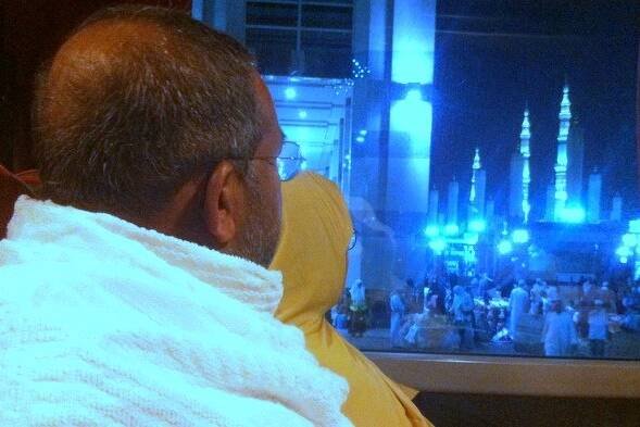 Parents in bus facing Masjid Al Nabawi