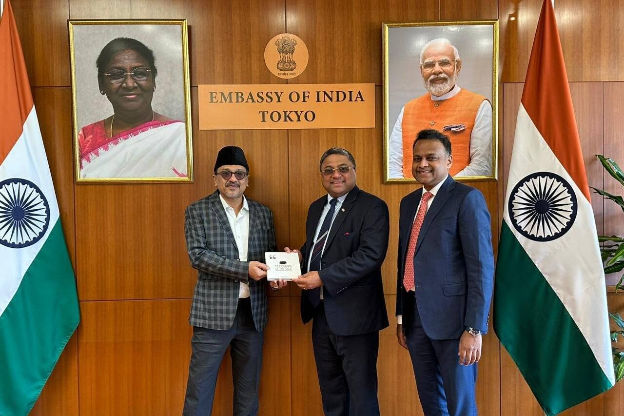 Sadik Ali Shihab Thangal presents Jaihoon's book, Slogans of the Sage, to Sibi George, Indian ambassador to Japan. Also present was Adv. Haris Beeran, Member of Parliament and lawyer at Indian Supreme Court.