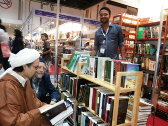 Shaykh Hamza Yusuf visits the stand with JAIHOON books at the Abu Dhabi International Book Fair by Kitab (Stand Blackstone & Holywell, Stand no 11C30 )