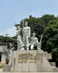 Tượng Đài Quyết Tử, Monument of Comrade Cảm Tử Quân, with the inscription "Determined to Brave Death for the Survival of the Fatherland”, to commemorate the National Resistance Day, Hanoi's fight against French colonialism.