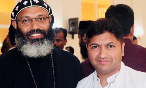 ശിഹാബ് തങ്ങൾ ഉദ്ധരണി സമാഹാരം ഫാ. തോമസ് പോൾ റമ്പാന് കൈമാറി