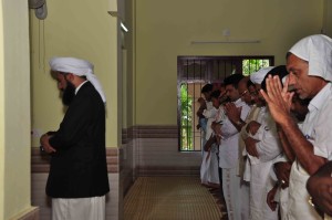 Syed Nasar Abdul Hayy Shihab Thangal leading prayer